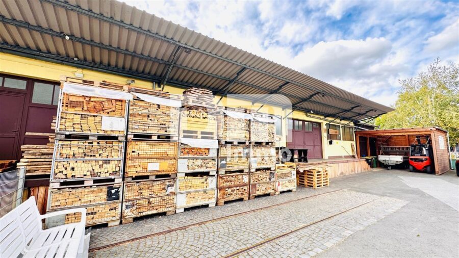 Lager / Produktionshalle mit Büro- und Sozialräumen, Außenflächen + Carport nahe Kassel - Frontansicht